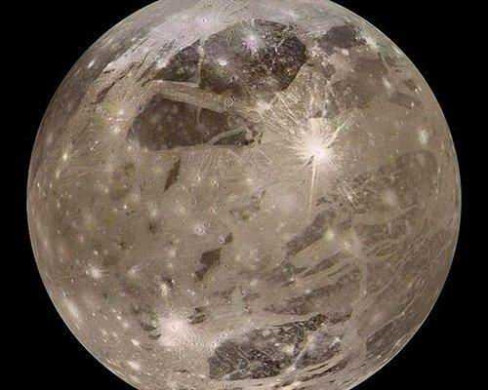 Cùng với Titan, Tethys là một trong số 7 vệ tinh lớn nhất của sao Thổ. Bề mặt của Tethys được cấu tạo bởi silicat và nước đóng băng. Tuy nhiên, người ta cho rằng ở bên dưới bề mặt này khoảng 2000 mét, Tethys đang ẩn giấu một đại dương nước mặn. Cũng giống như những vệ tinh nằm gần những hành tinh lớn khác, Tethys cũng chịu sự ảnh hưởng của thủy triều. Điều này khiến cho ở bên dưới bề mặt của nó luôn có đủ nhiệt lượng để hình thành nên nước ở trạng thái lỏng.