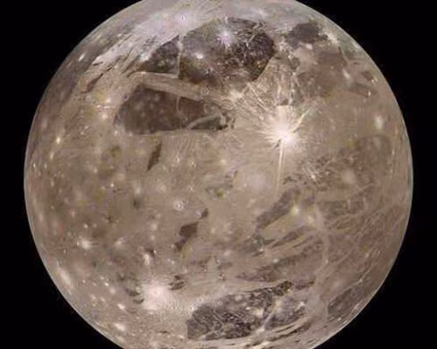 Cùng với Titan, Tethys là một trong số 7 vệ tinh lớn nhất của sao Thổ. Bề mặt của Tethys được cấu tạo bởi silicat và nước đóng băng. Tuy nhiên, người ta cho rằng ở bên dưới bề mặt này khoảng 2000 mét, Tethys đang ẩn giấu một đại dương nước mặn. Cũng giống như những vệ tinh nằm gần những hành tinh lớn khác, Tethys cũng chịu sự ảnh hưởng của thủy triều. Điều này khiến cho ở bên dưới bề mặt của nó luôn có đủ nhiệt lượng để hình thành nên nước ở trạng thái lỏng.