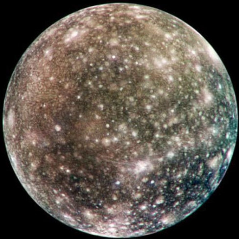 Mặc dù vậy, khả năng tồn tại sự sống trên Callisto không nhiều như Europa. Nguyên nhân căn bản là do lớp đại dương này có thể không có những vật liệu rắn cần thiết cho sự sống cũng như thiếu đi nguồn trao đổi nhiệt từ vùng lõi của Callisto. Từ năm 2003, NASA đã đưa ra ý tưởng về một căn cứ trên Callisto với một nhà máy có thể sản xuất nhiên liệu cho những cuộc hành trình xa hơn vào không gian việc xây dựng một căn cứ tại Callisto cũng giúp con người có cơ sở để tiếp tục khám phá vệ tinh Europa, cũng như có thể lợi dụng lực hấp dẫn từ Sao Mộc để tăng tốc cho các tàu vũ trụ hướng xa hơn ra bên ngoài hệ Mặt Trời.