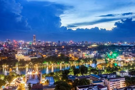 Khu vực hồ Gươm. Xa xa là các tòa nhà, khu dân cư phía Tây thủ đô, rực sáng trong buổi hoàng hôn.