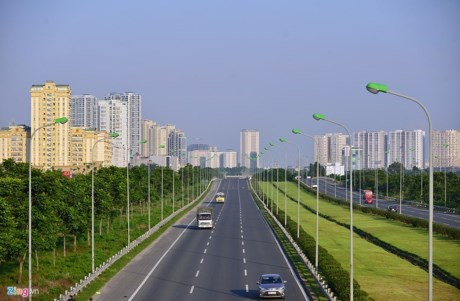 Tại hướng Tây Nam Hà Nội hiện đại, người dân đi trên Đại lộ Thăng Long nhìn về trung tâm thủ đô là những tòa nhà san sát, tạo cảm giác như đang ở nước ngoài.