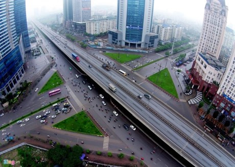 Nút giao Phạm Hùng - Dương Đình Nghệ, một trong những ngã tư có mật độ giao thông lớn.