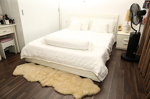 Sàn nhà được lát bằng gỗ mun khá nổi bật và sang trọng.