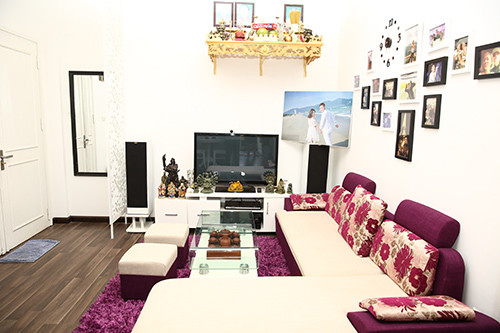 Phòng khách ngôi nhà của vợ chồng ca sĩ Vũ Duy Khánh nổi bật với góc sopha màu hồng tím sang trọng.