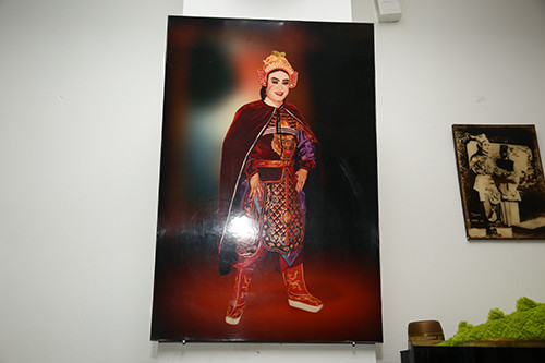 Tại phòng khách còn treo những bức hình của bố Vũ Duy Khánh khi diễn cải lương.