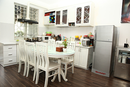 Không gian bếp được thiết kế ấm cúng với tông màu trắng làm chủ đạo.