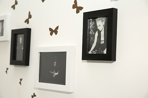 Phía đầu giường ngủ là chiếc đồng hồ được trang trí bằng những tấm hình của hai vợ chồng.