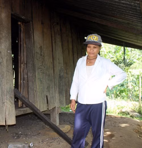 Hồ Thị Diên bên căn nhà cũ bỏ hoang vì có chồng “chết xấu”.