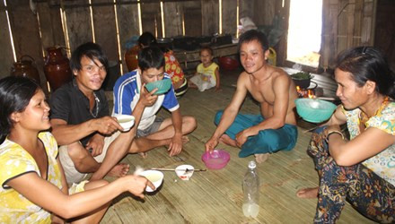 Già trẻ, gái trai đều uống rượu say sưa suốt ngày, là nguyên nhân chính dẫn đến những cái “chết xấu”.