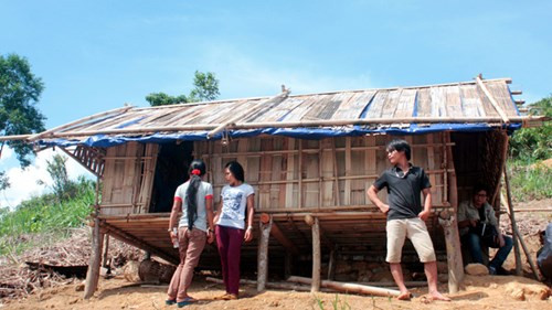 Những căn nhà tạm bợ ở nơi ở mới.