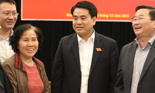 Chủ tịch UBND Hà Nội tại buổi tiếp xúc cử tri quận Hoàn Kiếm. Ảnh: Văn Chương.