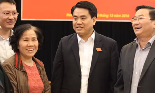 Chủ tịch UBND Hà Nội tại buổi tiếp xúc cử tri quận Hoàn Kiếm. Ảnh: Văn Chương.