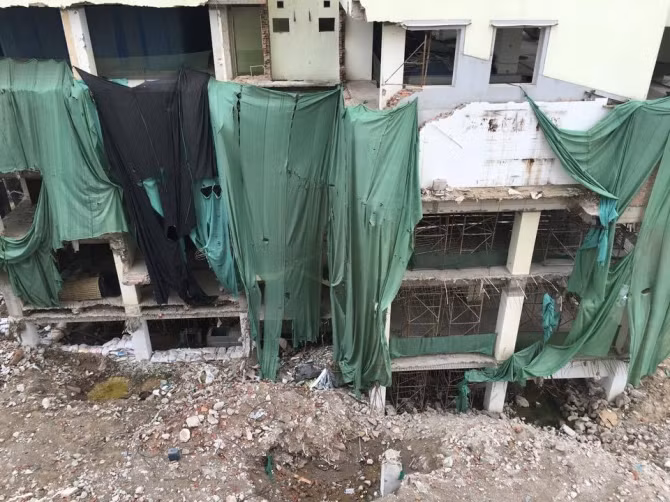 Tầng hầm trở thành vũng nước đọng làm cư dân e ngại bùng phát dịch bệnh.