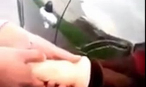 Giat minh co gai dung do choi “nguoi lon” sua o to