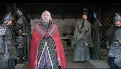 Tư Mã Ý vui vẻ mặc áo Gia Cát Lượng tặng dù trong lòng hết sức căm giận. Ảnh trong phim.