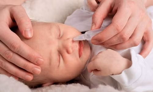 Can trong khi dung nuoc muoi sinh ly cham soc tre