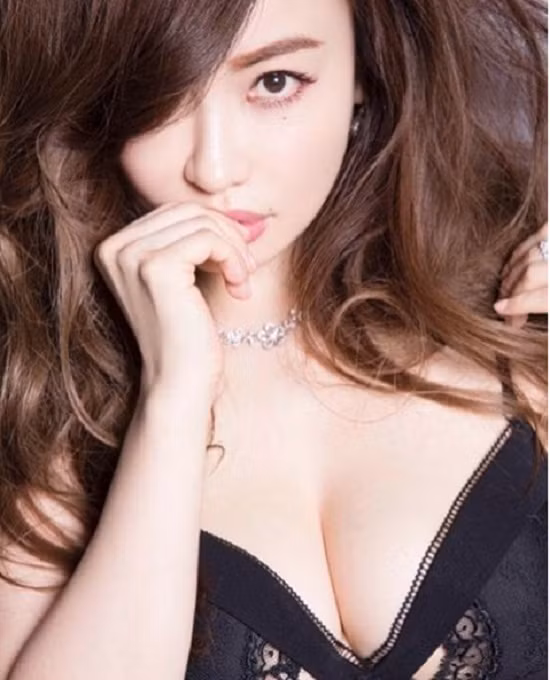 Risa Hirako hình thành cho bản thân một phong cách sống lành mạnh, nghiêm khắc. Cô thường xuyên chia sẻ với người hâm mộ hình ảnh về những bữa ăn dinh dưỡng, chia sẻ mẹo làm đẹp từ thiên nhiên, cách pha chế những ly nước hoa quả tươi… Đi sâu vào tìm hiểu, người đẹp "không tuổi" này càng gây bất ngờ khi làm đẹp nhờ ăn uống khoa học.