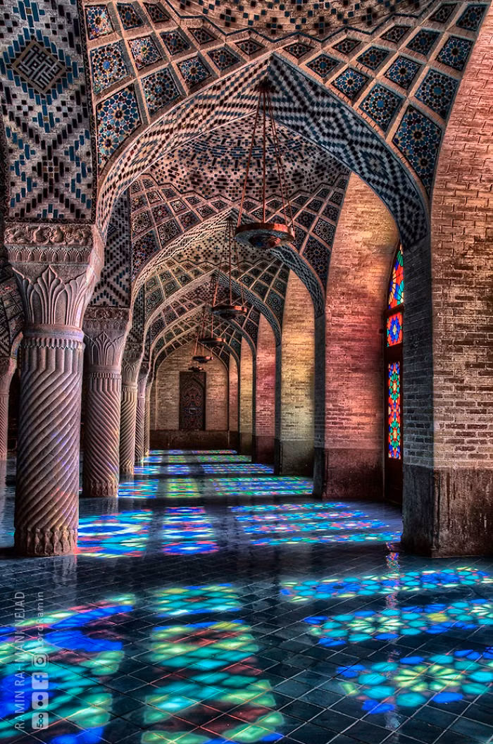 Du khách sẽ hết sức ngỡ ngàng và say mê khi ngắm nhìn những họa tiết hình họa đan xen, hòa quyện với ánh sáng bên trong ngôi nhà thờ.