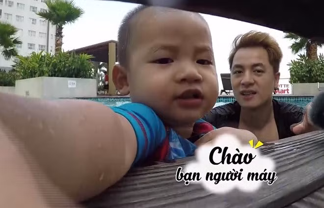 Tập 16 Con đến từ hành tinh nào cũng mang đến nhiều câu chuyện mới của gia đình Huy Khánh và Đăng Khôi. Nam ca sĩ gốc Hà Nội dành trọn một ngày để tập cho cậu út làm quen với hồ bơi và sau đó lần đầu cho các bé tiếp xúc với thú cưng.