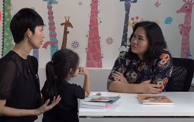 HLV Vietnam’s Next Top Model tìm đến chuyên gia tâm lý để học cách hiểu con hơn. Xuân Lan tìm cách giải quyết 2 vấn đề mới xảy ra ở bé Thỏ trong thời gian gần đây, là việc bé chưa ngoan khi bên mẹ và sự lạnh nhạt của bé dành cho bố.