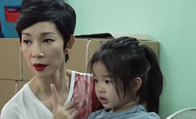 Dù lo lắng nhưng Xuân Lan tự nhủ phải cố gắng bình tĩnh, không dọa nạt hay đánh con gái. Vì đang trong giai đoạn “khủng hoảng tuổi lên 3”, nên bé Thỏ có xu hướng làm ngược lại tất cả những gì người lớn nói. Đối mặt thường xuyên với tình cảnh này, mẹ Xuân Lan hết sức lo âu, căng thẳng.