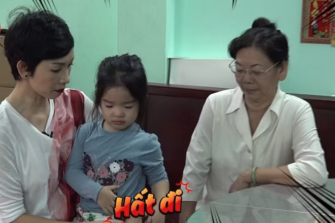 Cựu siêu mẫu cho biết thời gian gần đây, Thỏ đã mang “vẻ mặt hờn cả thế giới” dành cho mẹ vào mỗi sáng, đêm đến thì thường khóc vô lý khiến chị phải thức trắng. Cô bé còn viện nhiều lý do để khỏi phải đến trường.
