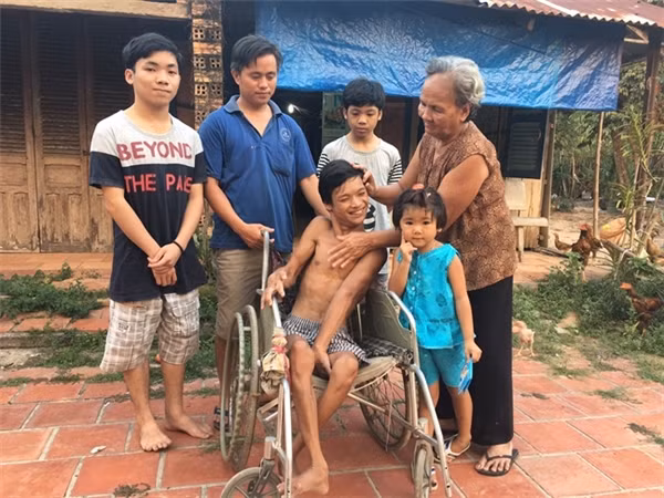 Chang trai o re, khong sinh con, cham soc 3 chau tat nguyen