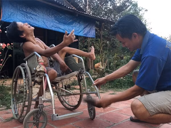 Chang trai o re, khong sinh con, cham soc 3 chau tat nguyen-Hinh-2