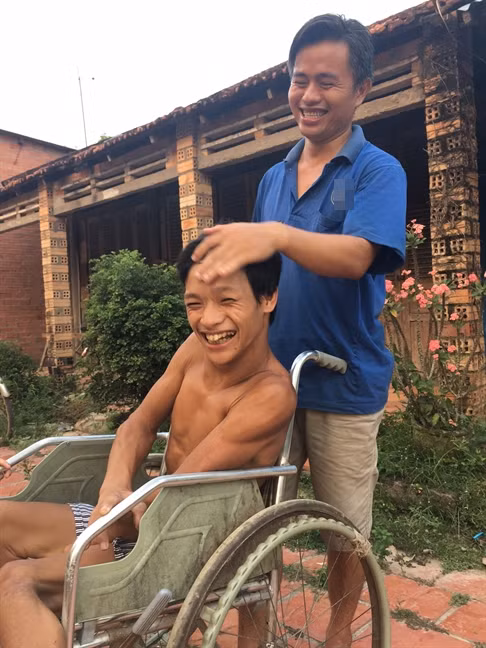 Chang trai o re, khong sinh con, cham soc 3 chau tat nguyen-Hinh-3