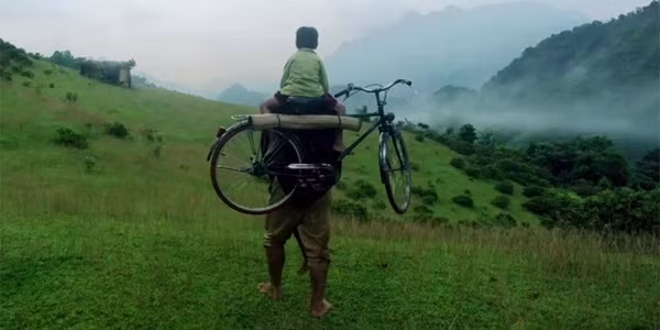 Cha cõng con Có lẽ hiếm có một bộ phim Việt nào dung dị, không có dàn diễn viên ngôi sao mà vẫn chiếm được nhiều tình cảm công chúng như "Cha cõng con". Phim hấp dẫn không chỉ ở cốt truyện thiêng liêng của tình phụ tử mà còn bởi những góc quay mãn nhãn.