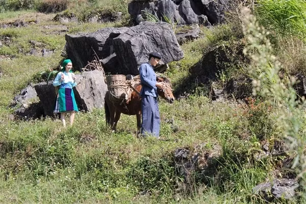 Thiên nhiên miền núi tuyệt đẹp của vùng đất Hà Giang, nơi địa đầu Tổ quốc với những triền núi ngút ngàn và thung lũng hoa tam giác mạch nên thơ, cao nguyên đá hùng vĩ, đá chồng lên đá hiện lên đầy lãng mạn qua 32 tập phim khiến khán giả ngỡ ngàng, thích thú và càng nóng lòng chờ đợi ngày bộ phim lên sóng.