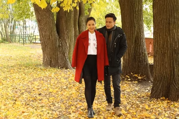 Bộ phim gây xao xuyến không chỉ bởi mối tình đẹp nhưng dang dở của cặp đôi Minh – Phương mà còn bởi những cảnh quay tuyệt đẹp của mùa thu nước Nga. Những tán lá vàng phủ trùm lên những hàng phong ven đại lộ, những con đường ngập nắng vàng với làn gió man mác, những dòng sông thơ mộng chảy quanh thành phố trong bóng chiều tà, tất cả hiện lên rõ nét trong “Matxcơva – Mùa thay lá” một cách chân thực và lãng mạn.