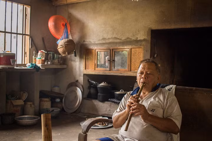 Ông nội của Trung không nói được tiếng Anh nhưng ông có thể thổi sáo rất hay và đó là cách ông giao tiếp với vị khách tới ở nhà.