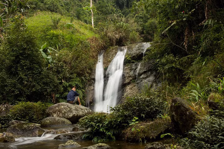 Thác nước trong vắt. Ban đêm còn có thể nghe tiếng suối chảy róc rách, tiếng côn trùng.