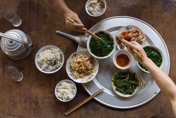 Ở đây cả gia đình cùng ngồi quây quần bên mâm cơm đạm bạc.