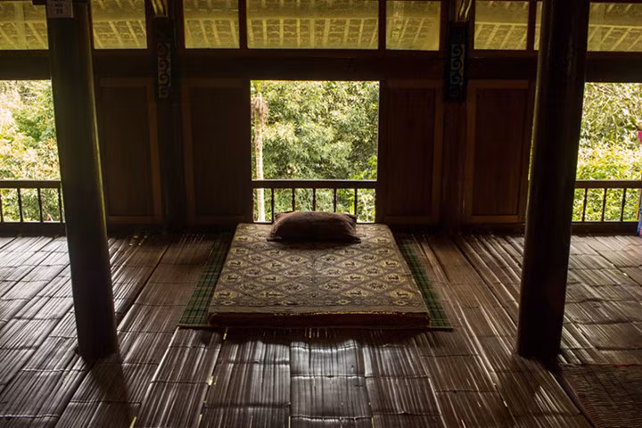 Alfredo đã ở lại nhà sàn của gia đình Trung trong 3 tuần. Nhà người Tày thường có một gian để ngủ, một gian để ăn và một gian tiếp khách.