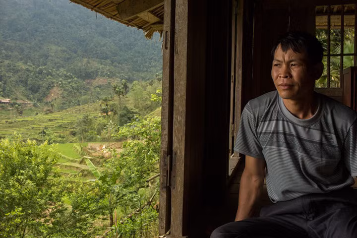 Những ngôi nhà sàn truyền thống của người Tày thường có ô cửa mở ra khung cảnh tuyệt đẹp, với nương rẫy, ruộng lúa bậc thang. Chia sẻ về bản thân mình, Trung nói: “Đã có lúc, tôi rời làng bởi tôi không biết mình thực sự muốn gì. Và rồi khi tôi trở về, tôi đã có một ý niệm rõ ràng về điều mà tôi muốn làm”.