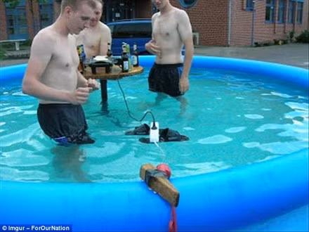 Đùa với tử thần? Họ đang dùng chiếc dép nổi trên mặt nước để đỡ ổ điện.