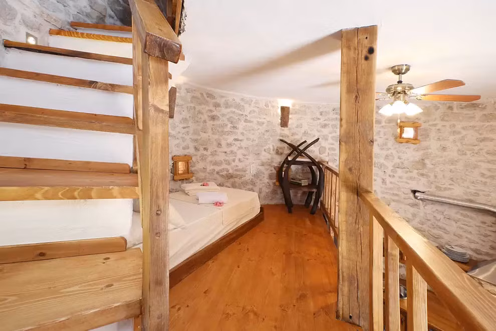 Nội thất chủ yếu làm bằng gỗ, mang đến vẻ đẹp cổ điển mà vẫn hiện đại cho các phòng.