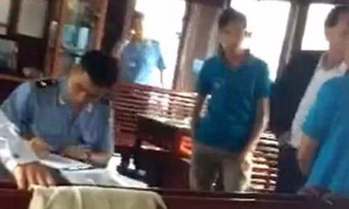 Thieu 1 ve, doan 22 du khach bi tam giu o vinh Ha Long