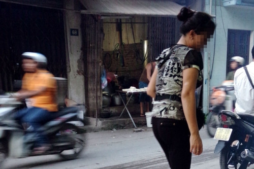 Cả nhà chị Sang trông chờ vào cửa hàng hoa quả đang mượn của người quen để mưu sinh. Ảnh: P.B