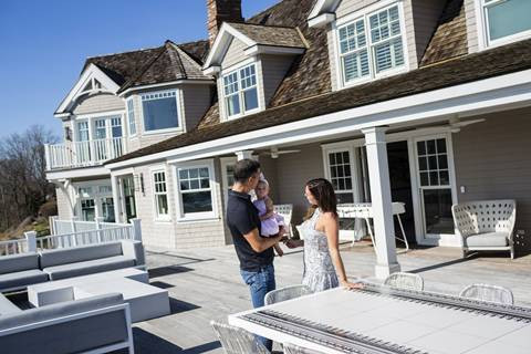 16:25 phút: Ông Hafner dành thời gian cho người vợ sắp cưới và cô con gái thứ 4 mới sinh ở Norwalk. Họ thường đi du lịch cùng nhau, đặc biệt em bé mới sinh đã được tới châu Âu khi mới 5 tuần tuổi. Ông chia sẻ, thành công trong kinh doanh không có nghĩa là dành thời gian ít cho gia đình. "Tôi yêu công việc của bản thân. Tôi yêu công ty của tôi. Nhưng nó không phải là tất cả"