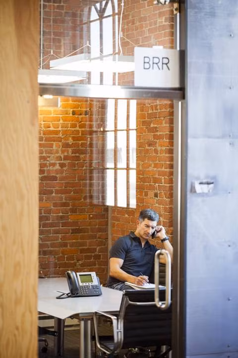 11:10 phút sáng: Bắt đầu với những cuộc gọi cho đối tác. Ngoài thời gian ở văn phòng, ông cũng dành thời gian làm việc ở nhà hay về nhà sớm hơn để đón con gái. iPhone là vật bất ly thân giúp ông giải quyết những công việc tồn đọng.