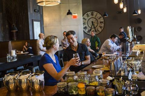 12:12 phút: Ông Hafner ăn trưa với một nhân viên.