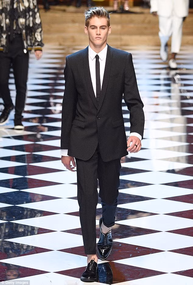 Presley Gerber - Con trai siêu mẫu Cindy Crawford Cindy Crawford là một trong những siêu mẫu nổi tiếng bậc nhất thế giới từ những năm 90. Con trai cô, Presley Gerber (16 tuổi) đã quyết định nối nghiệp mẹ và được nhiều nhãn hiệu thời trang chào đón. Mới đây, hôm 19/6, Gerber xuất hiện vô cùng lịch lãm trong sàn diễn thời trang của Dolce &amp; Gabbana trình làng bộ sưu tập xuân hè 2017, thuộc khuôn khổ Tuần lễ thời trang Milan. Phong cách tự tin của Gerber được nhiều chuyên gia và nhà nhiếp ảnh khen ngợi.