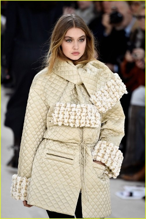 Gigi Hadid - Con gái người mẫu Yolanda Hadid Gigi Hadid cũng như cô bạn thân Kendall Jenner, xuất hiện tại nhiều tuần lễ thời trang danh giá thế giới như Paris, London, New York, Milan, Victoria Secret... Cô nàng trình diễn rất xuất sắc trong nhiều show diễn như Chanel, Miu Miu, Puma, Versace, Tommy Hilfiger...