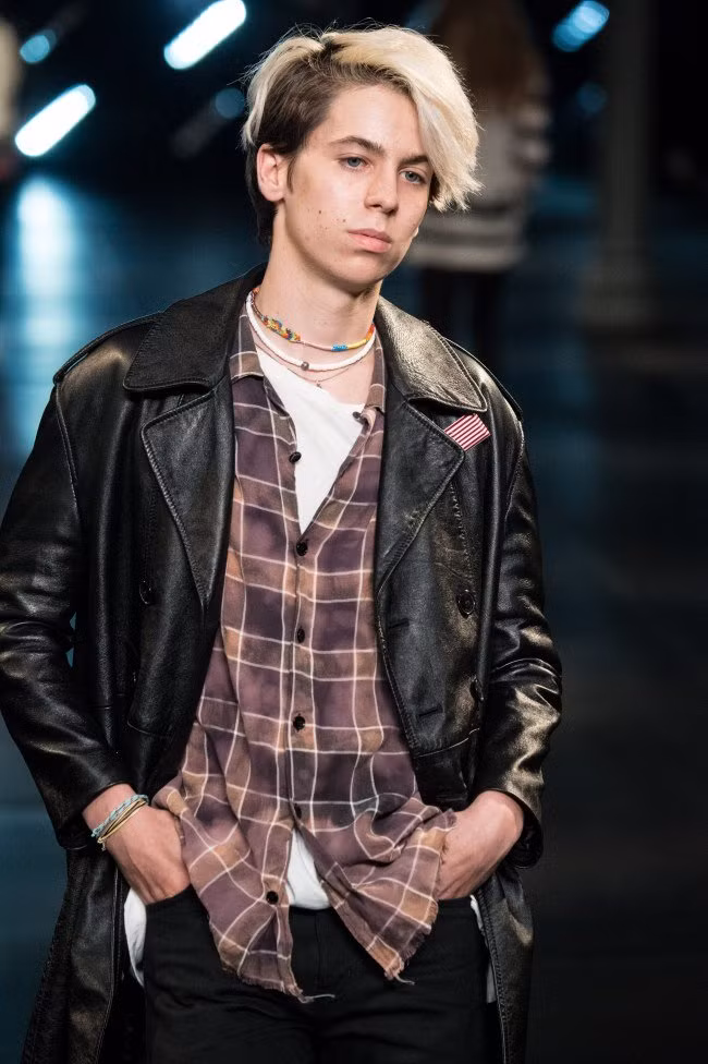 Charlie Oldman - Con trai nam diễn viên Gary Oldman Charlie Oldman cũng xuất hiện tại show diễn thời trang cao cấp Saint Laurent Xuân hè 2016 (10.2.2016) cùng với Dylan Brosnan.