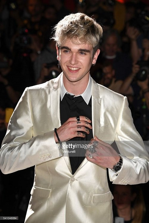 Gabriel-Kane Day-Lewis - Con trai nam diễn viên Daniel Day-Lewis Mẫu nam Gabriel-Kane Day-Lewis (21 tuổi) cũng xuất hiện tại Tuần lễ thời trang Milan hôm 19/6 cùng Gerber. Anh được ví như bản sao tài tử của bố mình, nam diễn viên Daniel Day-Lewis - người 3 lần dành tượng vàng Oscar. Mẹ Gabriel là nữ diễn viên người Pháp, Isabelle Adjani. Anh cũng vừa tham gia show diễn của Chanel tại Tuần lễ thời trang Paris 2016 và show diễn của Burberry hồi đầu năm.