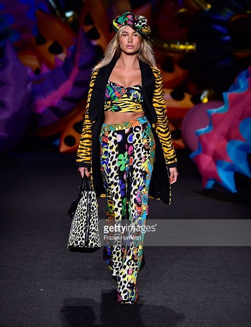 Hailey Baldwin - Con gái nam diễn viên Stephen Baldwin Người mẫu thời trang sinh năm 1996, Hailey Baldwin là bạn thân của Kendall Jenner và Gigi Hadid. Sự nghiệp người mẫu của Baldwin cũng khá rộng mở khi liên tục được mời trình diễn tại các sự kiện lớn như: Moschino xuân hè 2017 (10/6/2016), Philipp Plein, Tommy Hilfiger (Tuần lễ thời trang New York 2016),...