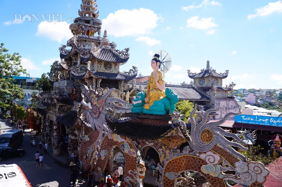 Toàn cảnh ngôi chùa, tháp chuông với những hoạ tiết sắc sảo, tạo nét riêng biệt bởi chất liệu từ mẻ chén, ve chai.